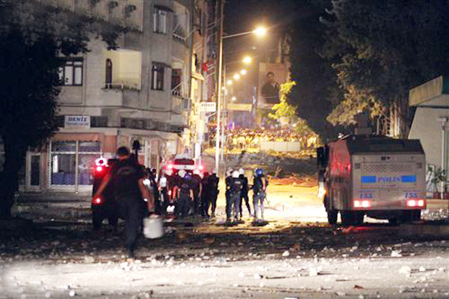 hatay-da-cenazeden-cikan-gurup-polise-saldird-4699481_o