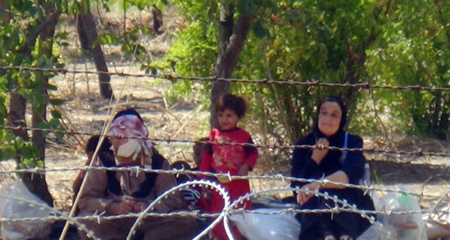SURİYELİLER MÜDAHALE KORKUSUYLA TÜRKİYE'YE SIĞINIYOR BÖLGEDE YAŞAYAN HALK, KİMYASAL SİLAH KULLANIMI VE ESAD REJİMİNE YÖNELİK YAPILACAK OLASI SALDIRI KORKUSUYLA SINIR HATLARINA YÖNELDİ