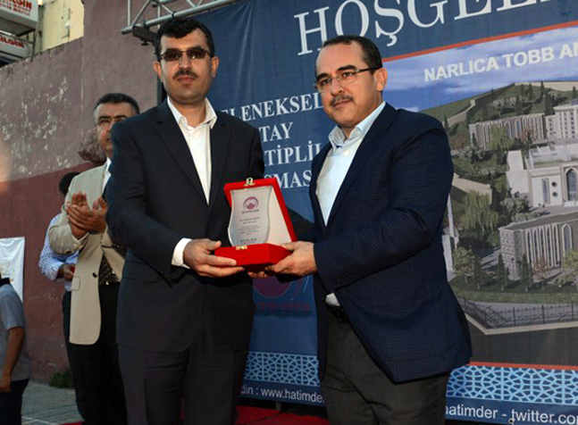 Anadolu İmam Hatip Lis. Yapmış oldukları katkıdan dolayı Başkan Yolcu, Plaket verirken (1)_1024x683
