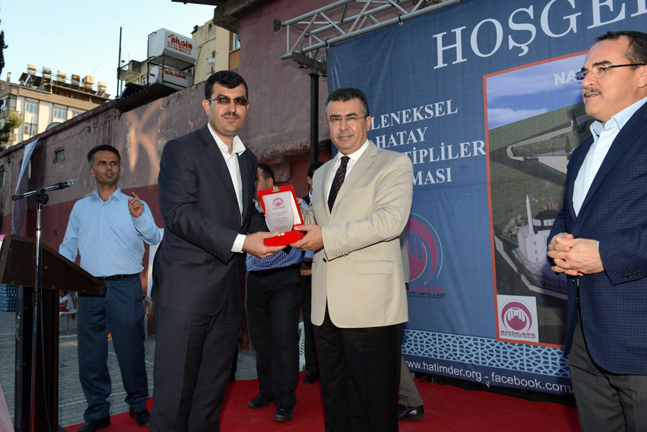 Anadolu İmam Hatip Lis. Yapmış oldukları katkıdan dolayı Başkan Yolcu, Plaket verirken (2)_1024x683
