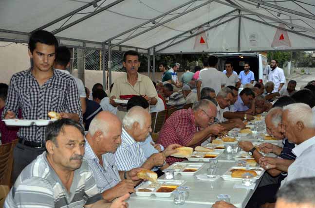 fuat kaya babası için yasin okuttu (2)