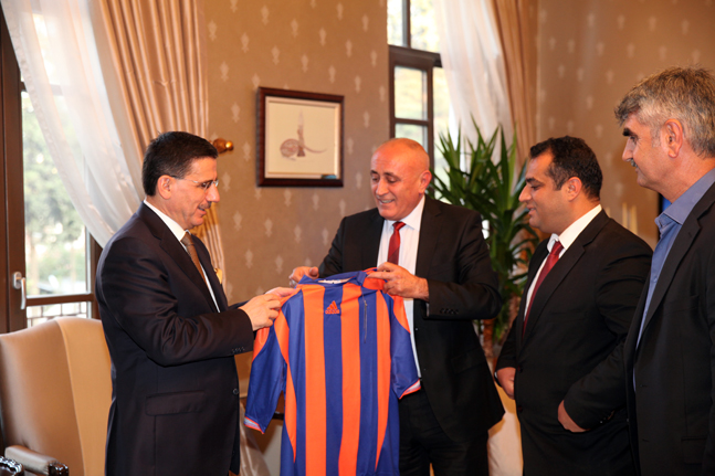 hatay vaLİLİĞİ FORMA HEDİYE EDİLDİ...1