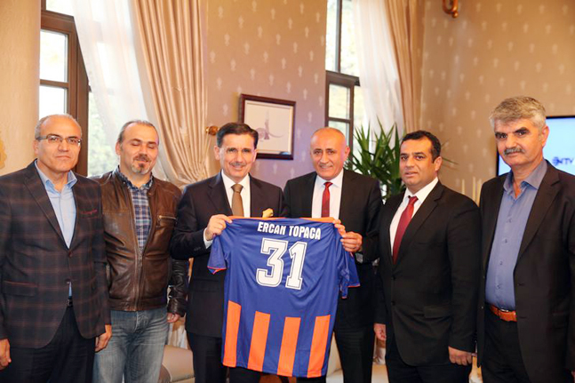 hatay valiliğiFORMA HEDİYE EDİLDİ3