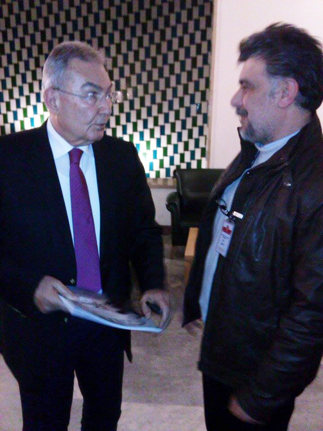 CHP ESKİ GENEL BAŞKANI DENİZ BAYKAL İLE KİTAP HAKKINDA GÖRÜŞÜRKEN.