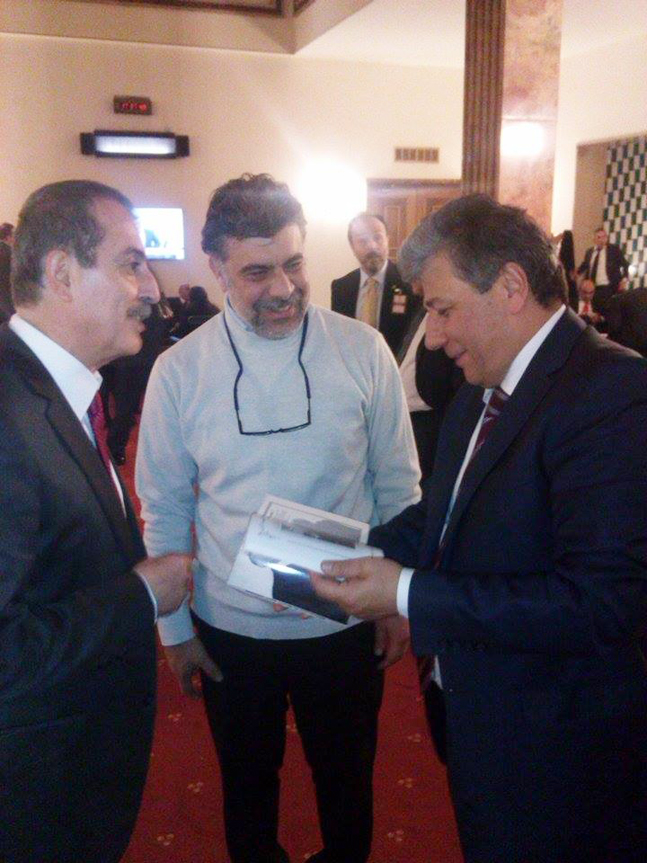 CHP İzmir Milletvekili gazeteci Mustafa Balbay kitabımızı incelerken...