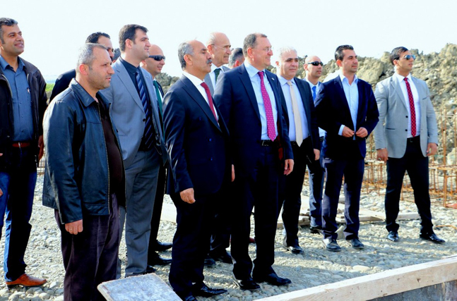 BAŞKAN SAVAŞ, ARSUZ’DA ÇÖP TOPLAMA MERKEZİ’NİN TEMELİNİ ATTI (1)