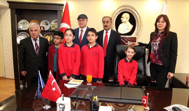 BAŞKAN SAVAŞ'IN KOLTUĞUNA SEVGİ SU YILMAZ OTURDU (1)