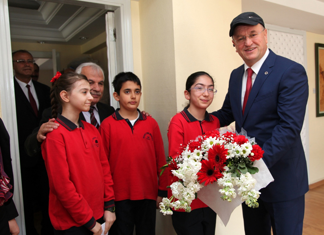 BAŞKAN SAVAŞ'IN KOLTUĞUNA SEVGİ SU YILMAZ OTURDU (2)