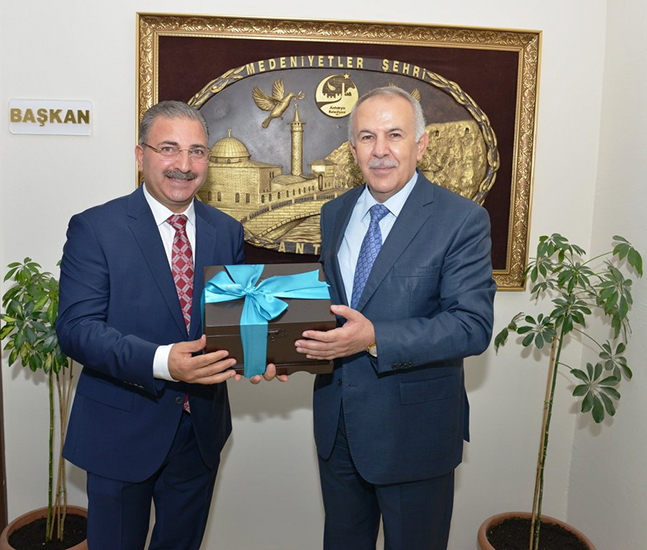 hatay-valisi-erdal-ata%27dan-baskan-kimyeci%27ye-ziyaret-1_904x768