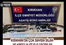 KIRIKHAN’DA ÇOK SAYIDA SİLAH VE KESİCİ ALET ELE GEÇİRİLDİ!