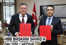 HBB BAŞKANI SAVAŞ’A ANLAMLI HEDİYE