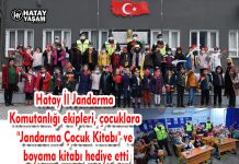 Hatay İl Jandarma Komutanlığı ekipleri, çocuklara “Jandarma Çocuk Kitabı” ve boyama kitabı hediye etti
