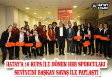 HATAY’A 16 KUPA İLE DÖNEN HBB SPORCULARI SEVİNCİNİ BAŞKAN SAVAŞ İLE PAYLAŞTI
