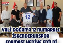 VALİ DOĞAN’A 12 NUMARALI İSKENDERUNSPOR FORMASI HEDİYE EDİLDİ
