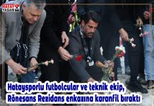 Hataysporlu futbolcular ve teknik ekip, Rönesans Rezidans enkazına karanfil bıraktı